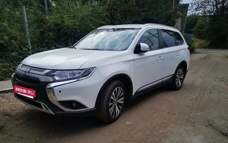 Mitsubishi Outlander III рестайлинг 3, 2019 год, 2 480 000 рублей, 20 фотография