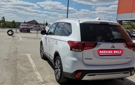 Mitsubishi Outlander III рестайлинг 3, 2019 год, 2 480 000 рублей, 24 фотография
