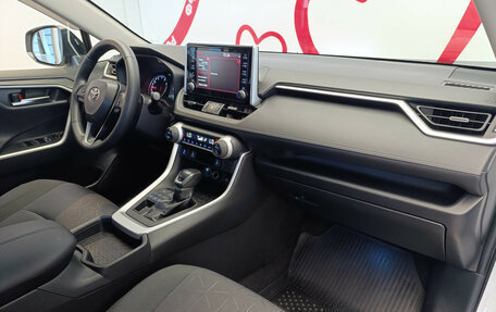 Toyota RAV4, 2020 год, 3 150 000 рублей, 8 фотография