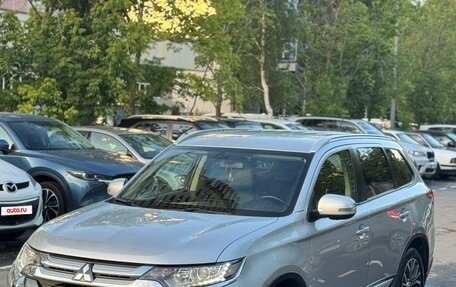Mitsubishi Outlander III рестайлинг 3, 2016 год, 1 900 000 рублей, 3 фотография