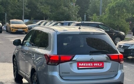 Mitsubishi Outlander III рестайлинг 3, 2016 год, 1 900 000 рублей, 4 фотография