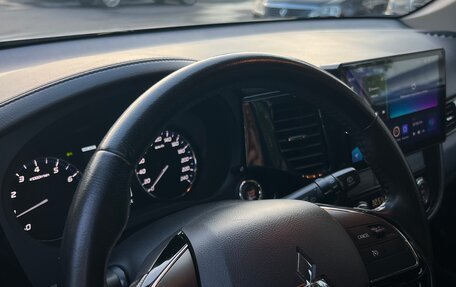 Mitsubishi Outlander III рестайлинг 3, 2016 год, 1 900 000 рублей, 8 фотография