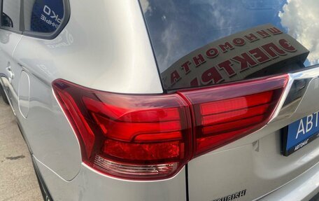 Mitsubishi Outlander III рестайлинг 3, 2016 год, 1 996 000 рублей, 14 фотография
