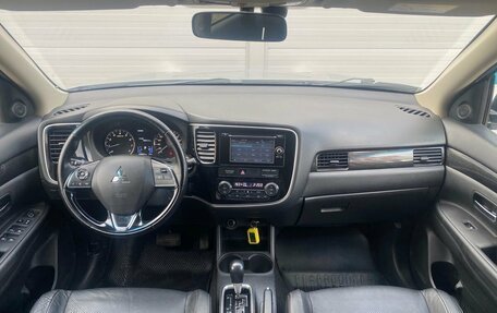 Mitsubishi Outlander III рестайлинг 3, 2016 год, 1 996 000 рублей, 22 фотография