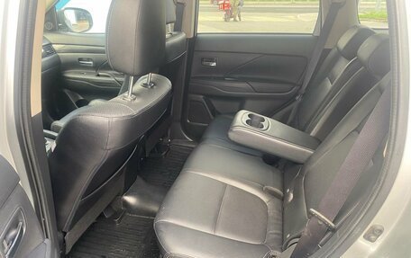 Mitsubishi Outlander III рестайлинг 3, 2016 год, 1 996 000 рублей, 19 фотография