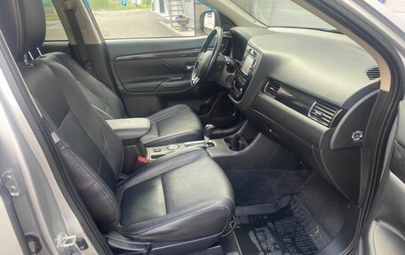 Mitsubishi Outlander III рестайлинг 3, 2016 год, 1 996 000 рублей, 21 фотография