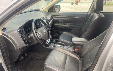 Mitsubishi Outlander III рестайлинг 3, 2016 год, 1 996 000 рублей, 18 фотография