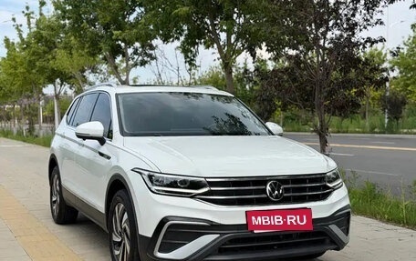 Volkswagen Tiguan II, 2022 год, 2 478 000 рублей, 3 фотография