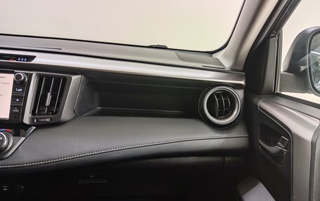 Toyota RAV4, 2018 год, 3 130 000 рублей, 12 фотография