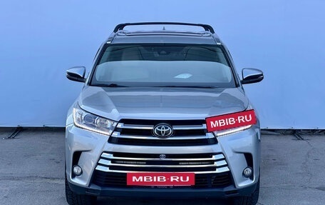 Toyota Highlander III, 2017 год, 3 190 000 рублей, 2 фотография