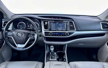 Toyota Highlander III, 2017 год, 3 190 000 рублей, 10 фотография