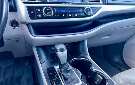 Toyota Highlander III, 2017 год, 3 190 000 рублей, 17 фотография