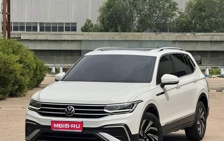 Volkswagen Tiguan II, 2023 год, 2 750 000 рублей, 1 фотография