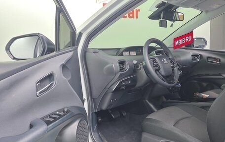 Toyota Prius IV XW50, 2022 год, 2 875 666 рублей, 5 фотография