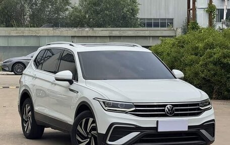 Volkswagen Tiguan II, 2023 год, 2 750 000 рублей, 3 фотография
