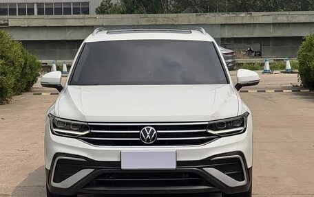 Volkswagen Tiguan II, 2023 год, 2 750 000 рублей, 2 фотография