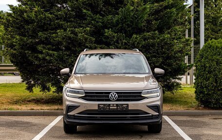 Volkswagen Tiguan II, 2021 год, 2 395 000 рублей, 2 фотография