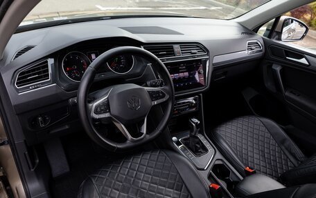 Volkswagen Tiguan II, 2021 год, 2 395 000 рублей, 13 фотография