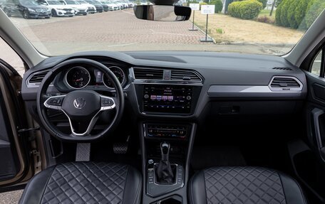Volkswagen Tiguan II, 2021 год, 2 395 000 рублей, 16 фотография
