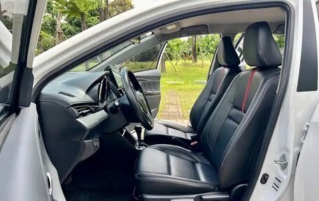 Toyota Yaris XP150 рестайлинг, 2023 год, 1 600 000 рублей, 12 фотография
