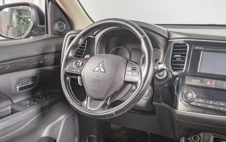 Mitsubishi Outlander III рестайлинг 3, 2016 год, 2 299 000 рублей, 10 фотография