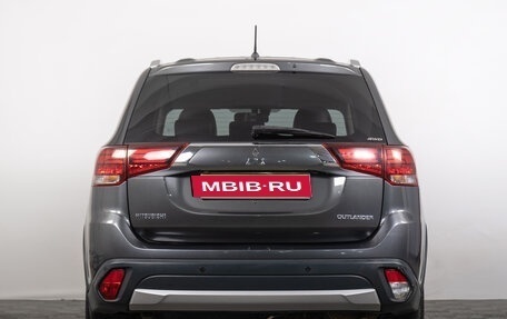 Mitsubishi Outlander III рестайлинг 3, 2016 год, 2 299 000 рублей, 7 фотография