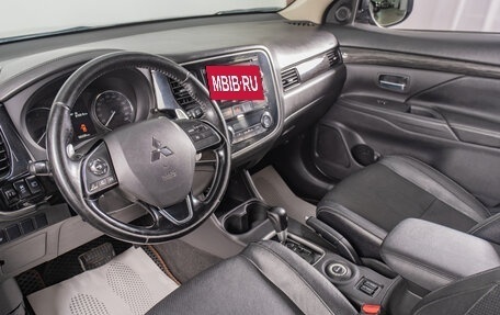 Mitsubishi Outlander III рестайлинг 3, 2016 год, 2 299 000 рублей, 9 фотография