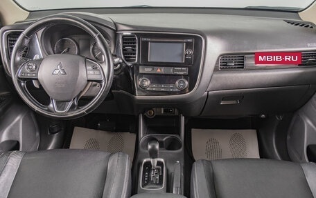 Mitsubishi Outlander III рестайлинг 3, 2016 год, 2 299 000 рублей, 11 фотография