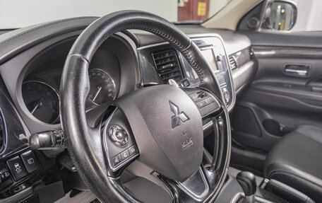 Mitsubishi Outlander III рестайлинг 3, 2016 год, 2 299 000 рублей, 14 фотография