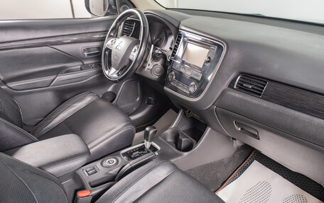 Mitsubishi Outlander III рестайлинг 3, 2016 год, 2 299 000 рублей, 13 фотография