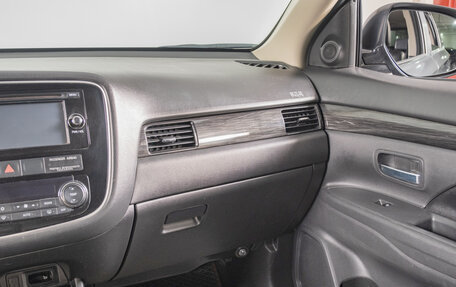 Mitsubishi Outlander III рестайлинг 3, 2016 год, 2 299 000 рублей, 12 фотография