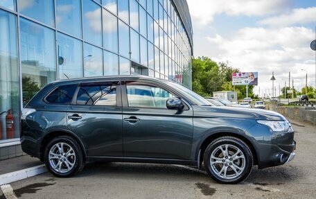 Mitsubishi Outlander III рестайлинг 3, 2014 год, 1 738 000 рублей, 8 фотография