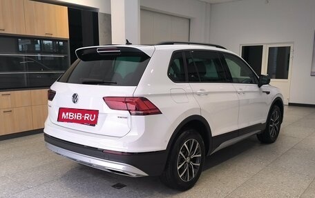 Volkswagen Tiguan II, 2018 год, 2 390 000 рублей, 2 фотография