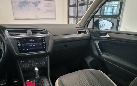 Volkswagen Tiguan II, 2018 год, 2 390 000 рублей, 17 фотография