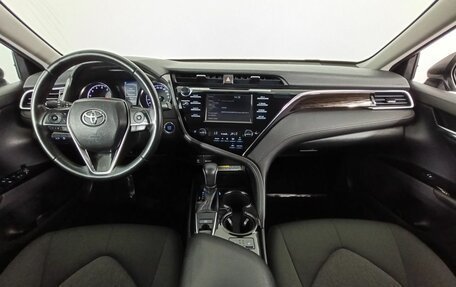 Toyota Camry, 2018 год, 2 340 000 рублей, 10 фотография