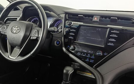 Toyota Camry, 2018 год, 2 340 000 рублей, 11 фотография