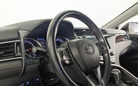 Toyota Camry, 2018 год, 2 340 000 рублей, 9 фотография