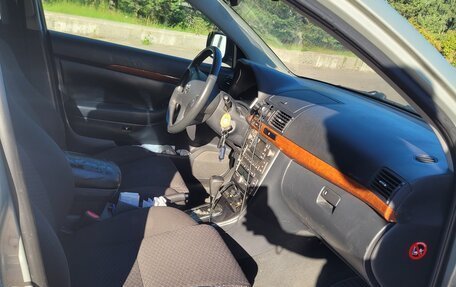 Toyota Avensis III рестайлинг, 2006 год, 575 000 рублей, 6 фотография