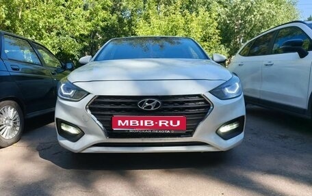 Hyundai Solaris II рестайлинг, 2018 год, 900 000 рублей, 1 фотография