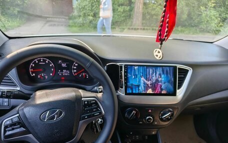 Hyundai Solaris II рестайлинг, 2018 год, 900 000 рублей, 6 фотография