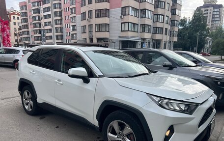 Toyota RAV4, 2022 год, 3 900 000 рублей, 2 фотография