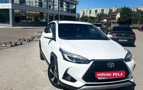 Toyota Yaris XP150 рестайлинг, 2021 год, 1 750 000 рублей, 2 фотография