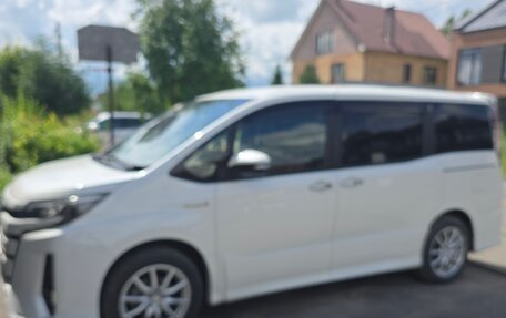 Toyota Noah III, 2018 год, 2 450 000 рублей, 8 фотография