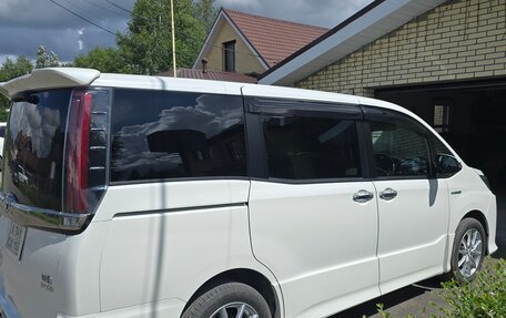Toyota Noah III, 2018 год, 2 450 000 рублей, 10 фотография