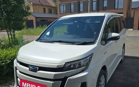 Toyota Noah III, 2018 год, 2 450 000 рублей, 7 фотография