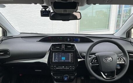 Toyota Prius IV XW50, 2022 год, 1 700 000 рублей, 6 фотография