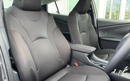 Toyota Prius IV XW50, 2022 год, 1 700 000 рублей, 9 фотография