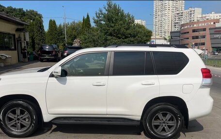 Toyota Land Cruiser Prado 150 рестайлинг 2, 2011 год, 2 300 000 рублей, 2 фотография