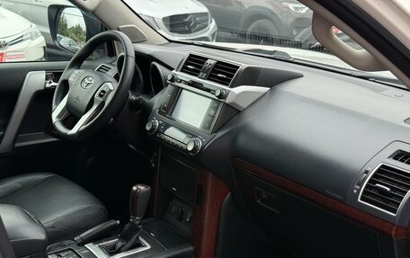 Toyota Land Cruiser Prado 150 рестайлинг 2, 2017 год, 3 590 000 рублей, 32 фотография