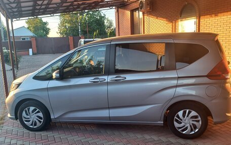 Honda Freed II, 2021 год, 1 930 000 рублей, 4 фотография